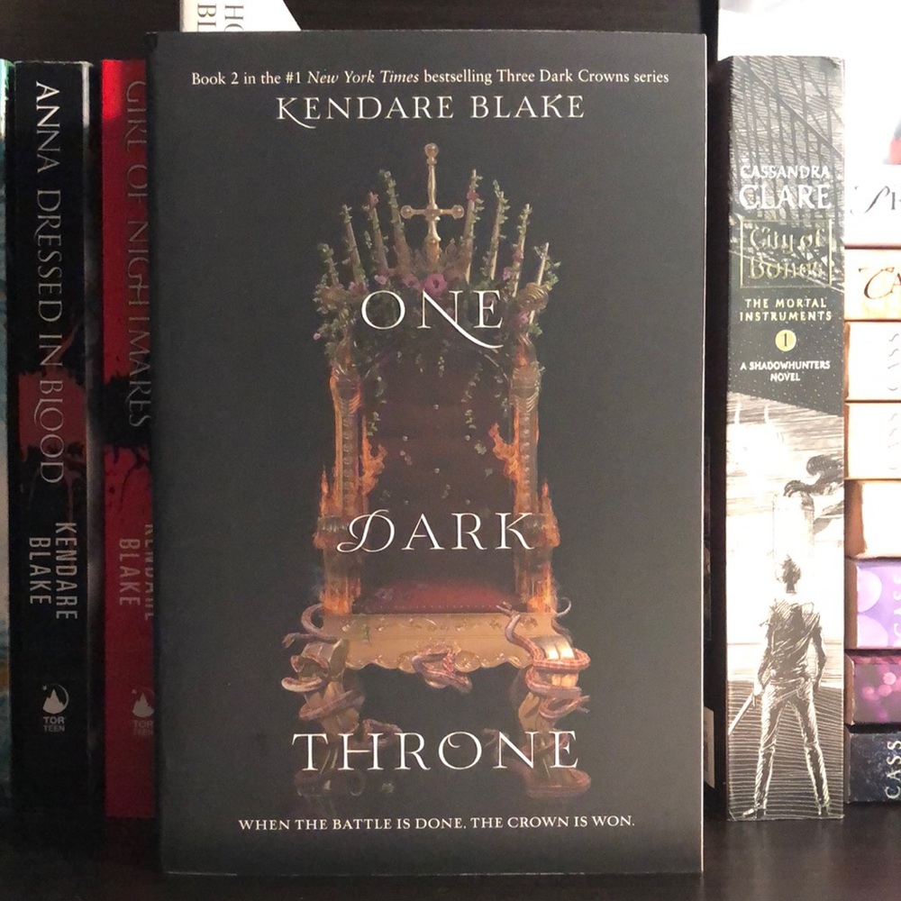COPY - Paperback “One Dark Throne” by Kendare Bla…